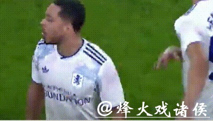 “你是我儿子” 争议一幕:54岁英超名帅怒推球员+拒拥抱 后者尴尬 “你是我儿子” 争议一幕:54岁英超名帅怒推球员+拒拥抱 后者尴尬